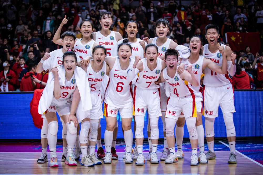 湖人迎来三连胜升至西区第四 距离第二仅差0.5个胜场NBA季中锦标赛半决赛，湖人以133-89狂胜鹈鹕，杀进决赛将对阵步行者。